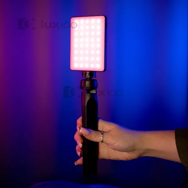 Портативный видеосвет с RGB подсветкой размером 10,3х7,5см и креплением для телефона