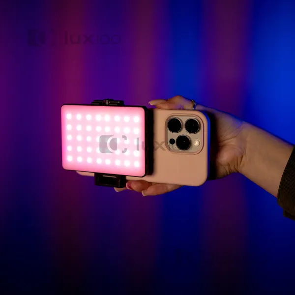 Портативный видеосвет с RGB подсветкой размером 10,3х7,5см и креплением для телефона