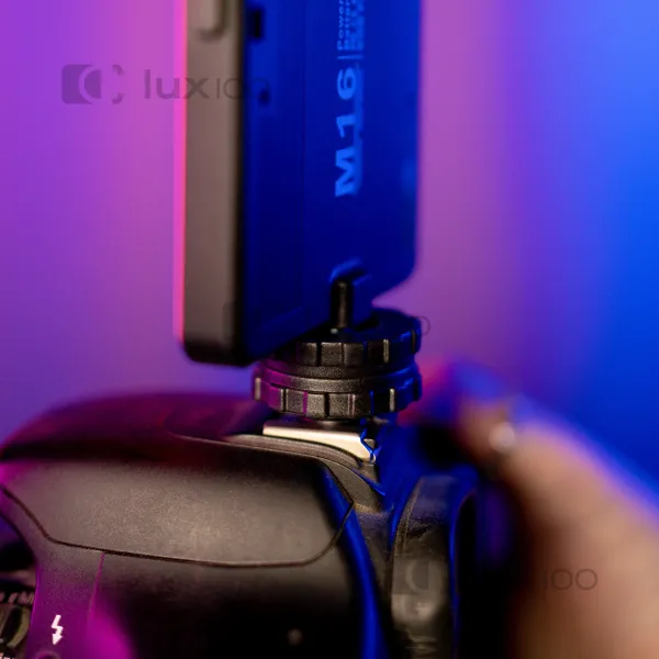 Портативный видеосвет с RGB подсветкой размером 10,3х7,5см и креплением для телефона