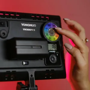 Постоянный видеосвет цветной Yongnuo YN300Air RGB с жёстким светом. Накамерный свет, картинка 1