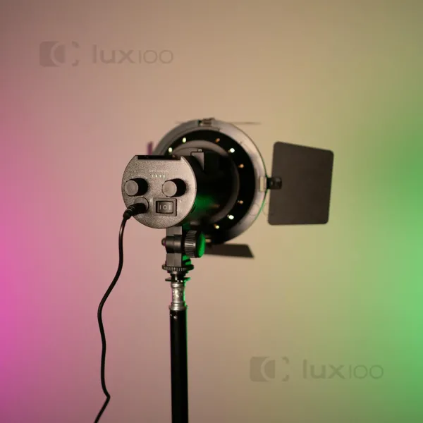 Светодиодный RGB прожектор с направленным потоком света на штативе 2.1м