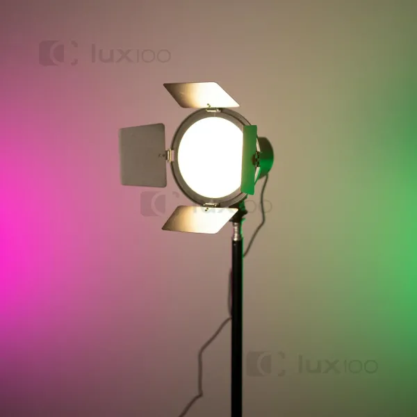 Светодиодный RGB прожектор с направленным потоком света на штативе 2.1м