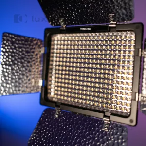 Прямоугольный видеосвет Yongnuo YN-300 II для фото и видео со сменными пластинами, картинка 1