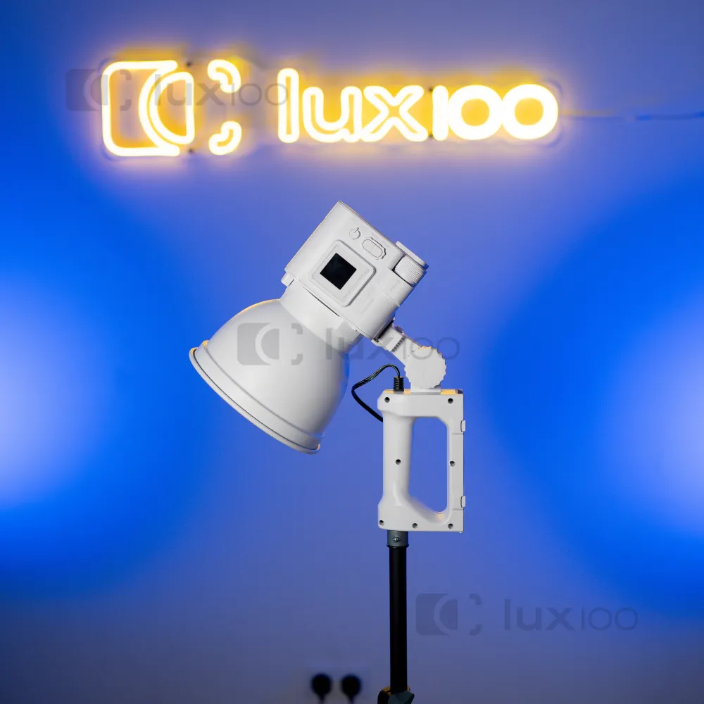 Професійний світлодіодний прожектор LED YNLUX100 100W color 3200-5600K у білому кольорі на посиленому штативі Професійний світлодіодний прожектор LED YNLUX100 100W color 3200-5600K у білому кольорі на посиленому штативі