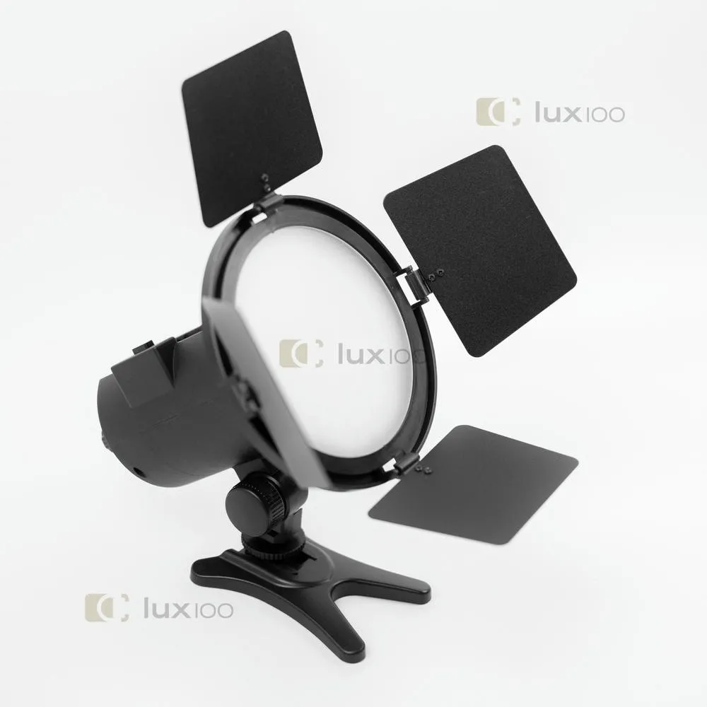 Світлодіодний RGB прожектор зі спрямованим потоком світла на штативі 2.1м Світлодіодний RGB прожектор зі спрямованим потоком світла на штативі 2.1м