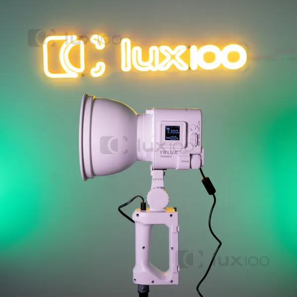 Професійний світлодіодний прожектор LED YNLUX100 100W color 3200-5600K у білому кольорі на посиленому штативі Професійний світлодіодний прожектор LED YNLUX100 100W color 3200-5600K у білому кольорі на посиленому штативі