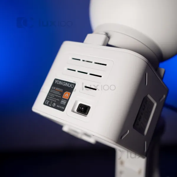 Професійний світлодіодний прожектор LED YNLUX100 100W color 3200-5600K у білому кольорі на посиленому штативі Професійний світлодіодний прожектор LED YNLUX100 100W color 3200-5600K у білому кольорі на посиленому штативі