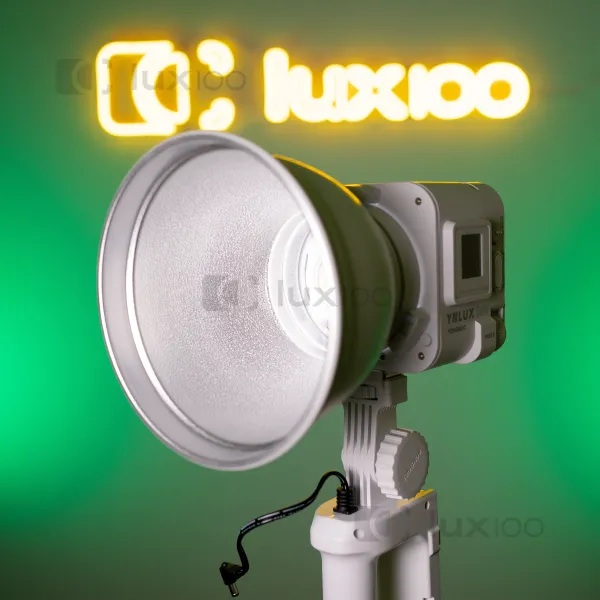 Професійний світлодіодний прожектор LED YNLUX100 100W color 3200-5600K у білому кольорі на посиленому штативі Професійний світлодіодний прожектор LED YNLUX100 100W color 3200-5600K у білому кольорі на посиленому штативі