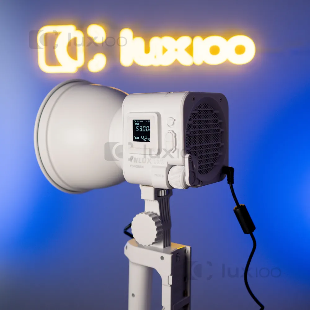 Професійний світлодіодний прожектор LED YNLUX100 100W color 3200-5600K у білому кольорі на посиленому штативі Професійний світлодіодний прожектор LED YNLUX100 100W color 3200-5600K у білому кольорі на посиленому штативі
