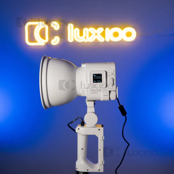 Професійний світлодіодний прожектор LED YNLUX100 100W color 3200-5600K у білому кольорі на посиленому штативі Професійний світлодіодний прожектор LED YNLUX100 100W color 3200-5600K у білому кольорі на посиленому штативі