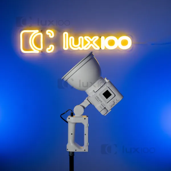Професійний світлодіодний прожектор LED YNLUX100 100W color 3200-5600K у білому кольорі на посиленому штативі Професійний світлодіодний прожектор LED YNLUX100 100W color 3200-5600K у білому кольорі на посиленому штативі