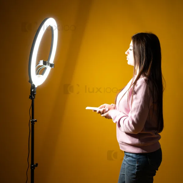 Кольцевая лампа 45 см со штативом 2,1 м + сумка-чехол — освещение для TikTok, селфи и визажистов Кольцевая лампа 45 см со штативом 2,1 м + сумка-чехол — освещение для TikTok, селфи и визажистов