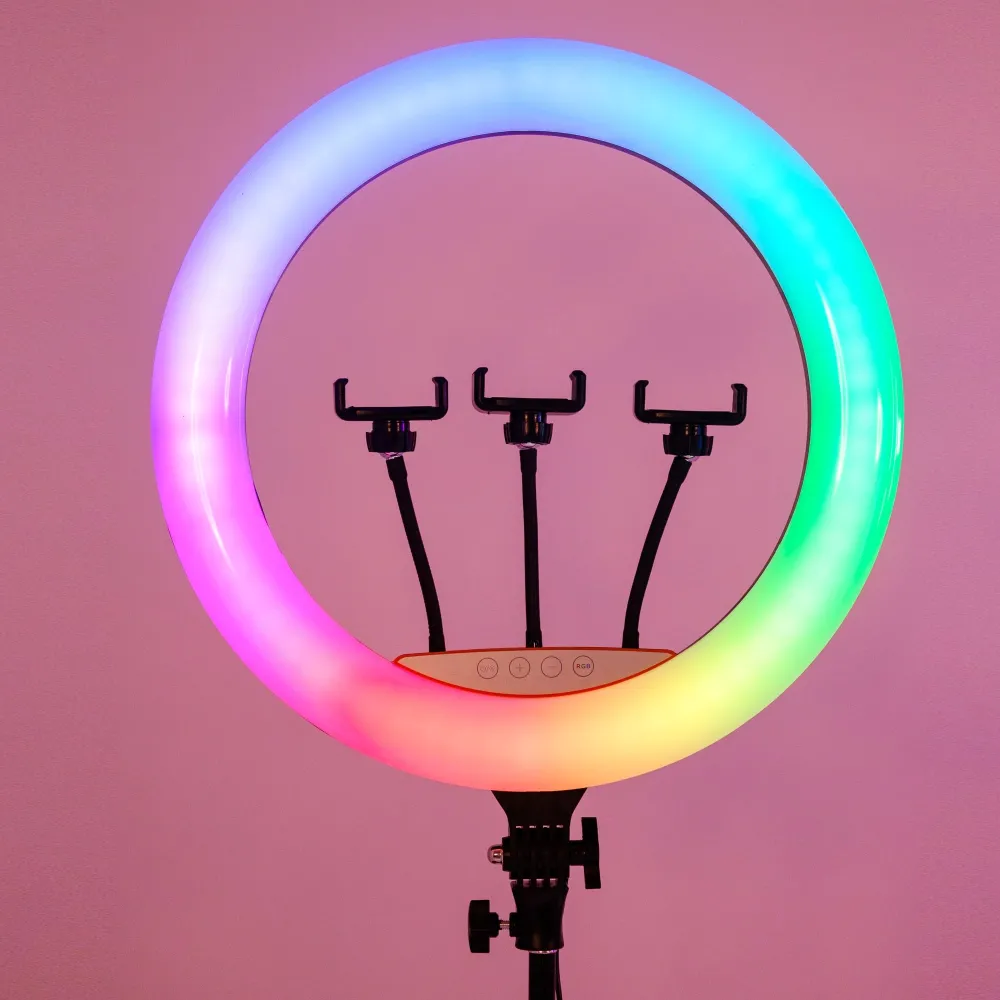 Разноцветная кольцевая лампа RGB 45 см мощностью 50 Вт со штативом на 2,1 м и держателями для смартфона Разноцветная кольцевая лампа RGB 45 см мощностью 50 Вт со штативом на 2,1 м и держателями для смартфона