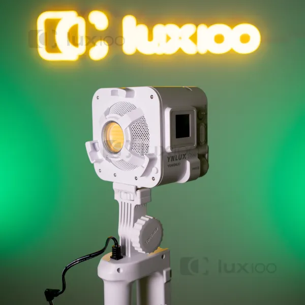 Профессиональный светодиодный прожектор LED YNLUX100 100W color 3200-5600K в белом цвете на усиленном штативе Профессиональный светодиодный прожектор LED YNLUX100 100W color 3200-5600K в белом цвете на усиленном штативе