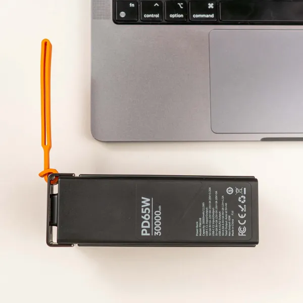 Повербанк для ноутбука Budi 30000 mAh 65W с быстрой зарядкой PD + светодиодная USB LED-лампа 10х15 см в подарок Повербанк для ноутбука Budi 30000 mAh 65W с быстрой зарядкой PD + светодиодная USB LED-лампа 10х15 см в подарок