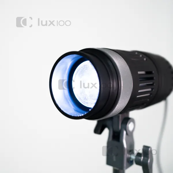 Профессиональный светодиодный прожектор LUX100 VL-6 с эффектом круга + штатив 2.1м Профессиональный светодиодный прожектор LUX100 VL-6 с эффектом круга + штатив 2.1м