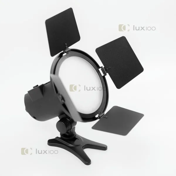 Светодиодный RGB прожектор с направленным потоком света на штативе 2.1м Светодиодный RGB прожектор с направленным потоком света на штативе 2.1м
