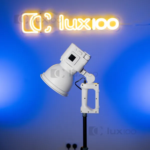 Профессиональный светодиодный прожектор LED YNLUX100 100W color 3200-5600K в белом цвете на усиленном штативе Профессиональный светодиодный прожектор LED YNLUX100 100W color 3200-5600K в белом цвете на усиленном штативе