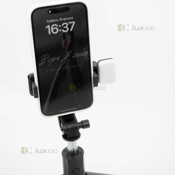 Удобный монопод для телефона с LED-подсветкой и блютуз кнопкой для смартфона Удобный монопод для телефона с LED-подсветкой и блютуз кнопкой для смартфона