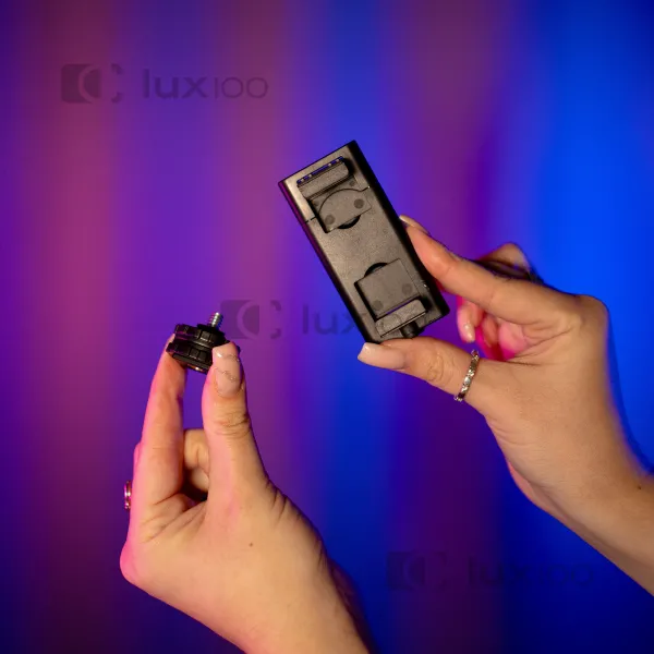 Портативный видеосвет с RGB подсветкой размером 10,3х7,5см и креплением для телефона Портативный видеосвет с RGB подсветкой размером 10,3х7,5см и креплением для телефона