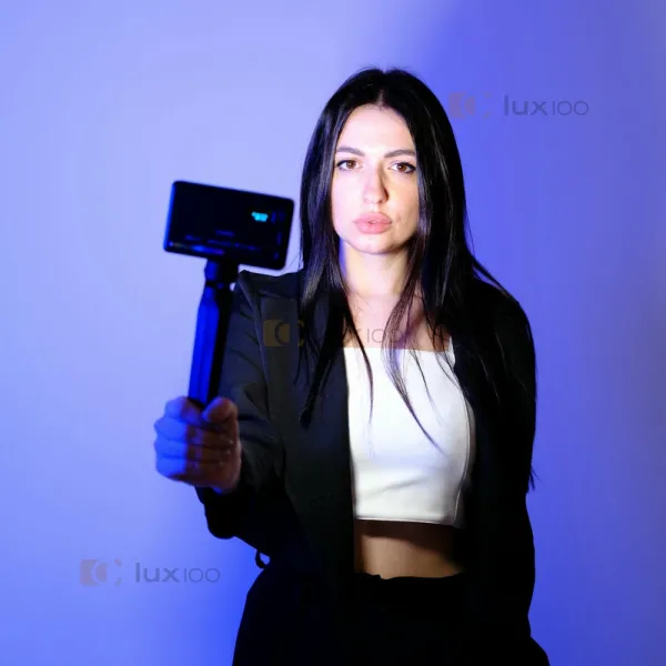 Компактный портативный видеосвет RGB с 20 режимами для фото и видеосъемки с треногой Компактный портативный видеосвет RGB с 20 режимами для фото и видеосъемки с треногой