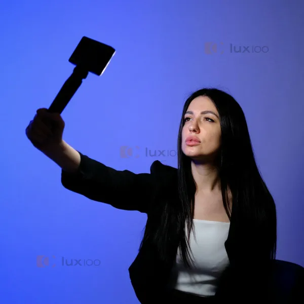 Компактный портативный видеосвет RGB с 20 режимами для фото и видеосъемки с треногой Компактный портативный видеосвет RGB с 20 режимами для фото и видеосъемки с треногой