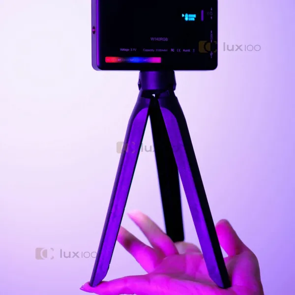 Компактный портативный видеосвет RGB с 20 режимами для фото и видеосъемки с треногой Компактный портативный видеосвет RGB с 20 режимами для фото и видеосъемки с треногой