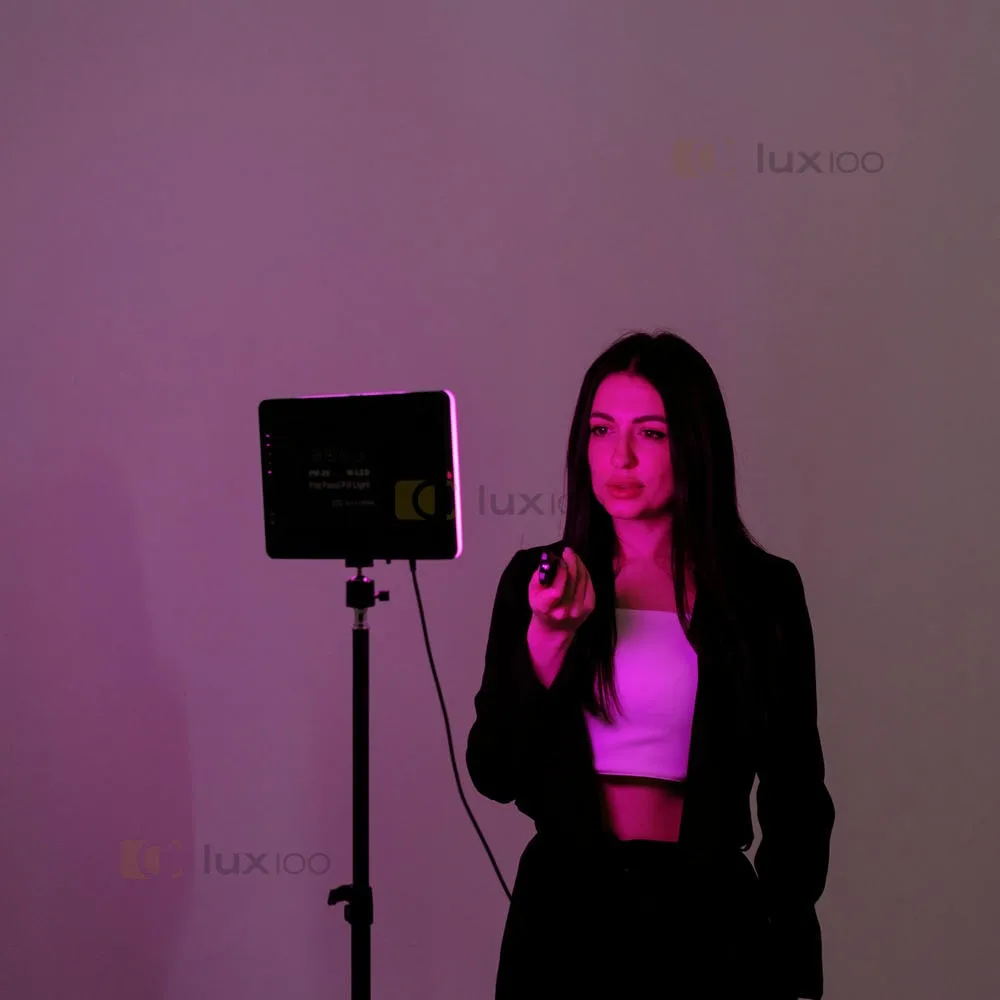 Студийный цветной видеосвет RGB LUX100 VL-4 23х16 см со штативом 2.1 м Студийный цветной видеосвет RGB LUX100 VL-4 23х16 см со штативом 2.1 м