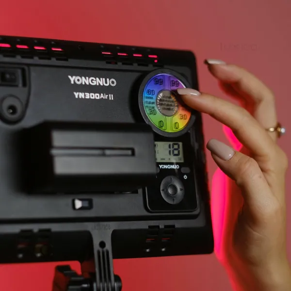 Постоянный видеосвет цветной Yongnuo YN300Air RGB с жёстким светом. Накамерный свет Постоянный видеосвет цветной Yongnuo YN300Air RGB с жёстким светом. Накамерный свет