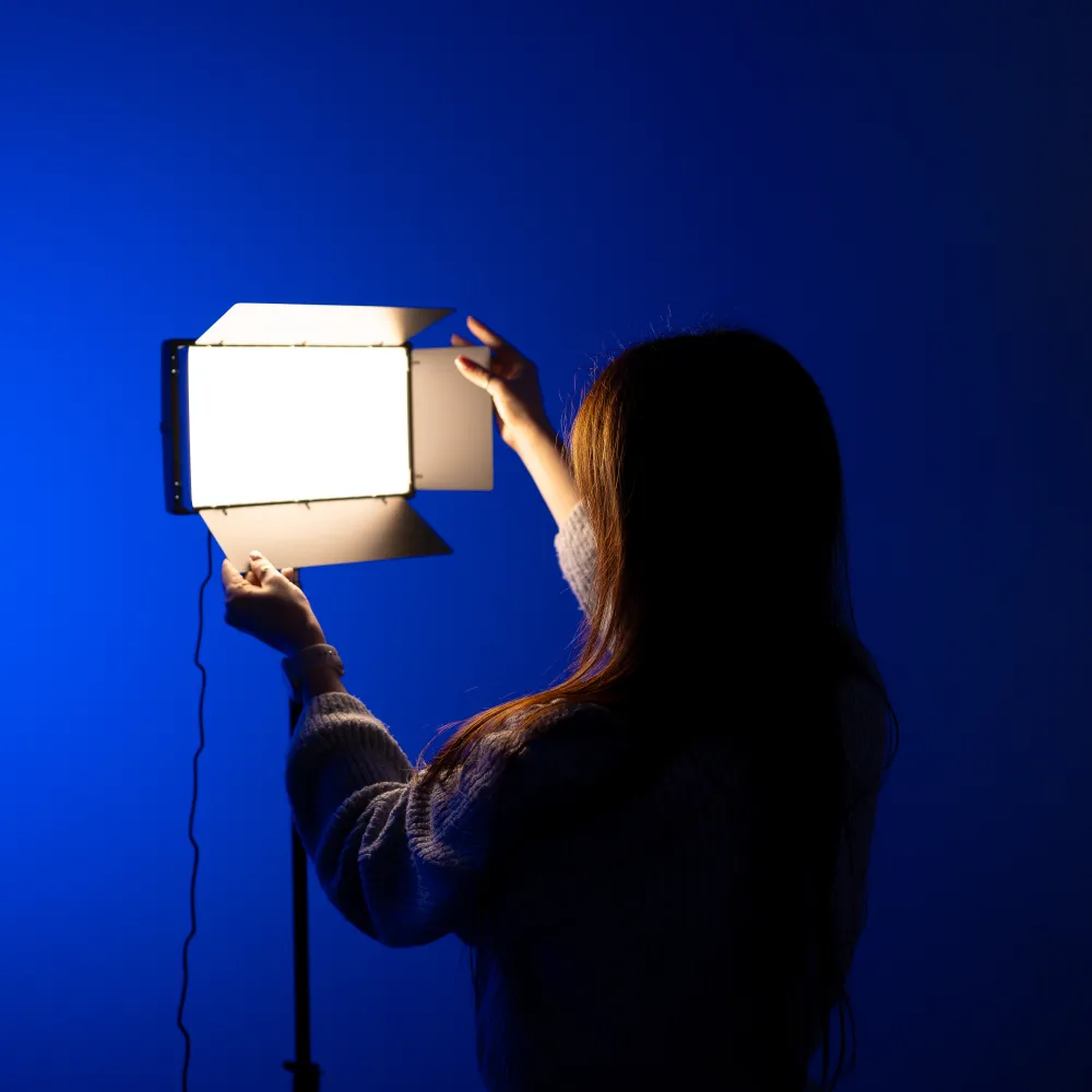 Профессиональный постоянный видеосвет LUX100 VL-3 RGB с направлением освещения 29х17 см + штатив 2.1м Профессиональный постоянный видеосвет LUX100 VL-3 RGB с направлением освещения 29х17 см + штатив 2.1м