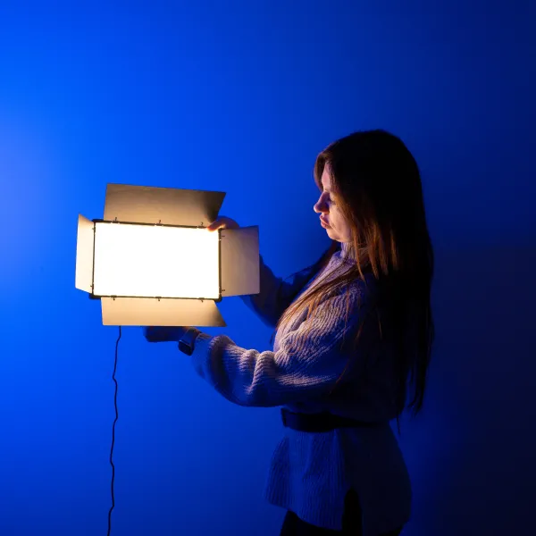 Профессиональный постоянный видеосвет LUX100 VL-3 RGB с направлением освещения 29х17 см + штатив 2.1м Профессиональный постоянный видеосвет LUX100 VL-3 RGB с направлением освещения 29х17 см + штатив 2.1м