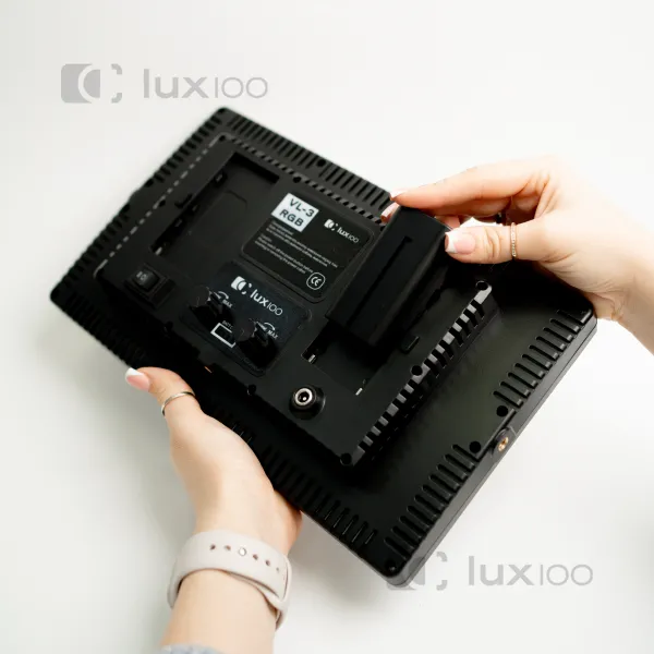 Профессиональный постоянный видеосвет LUX100 VL-3 RGB с направлением освещения 29х17 см + штатив 2.1м Профессиональный постоянный видеосвет LUX100 VL-3 RGB с направлением освещения 29х17 см + штатив 2.1м