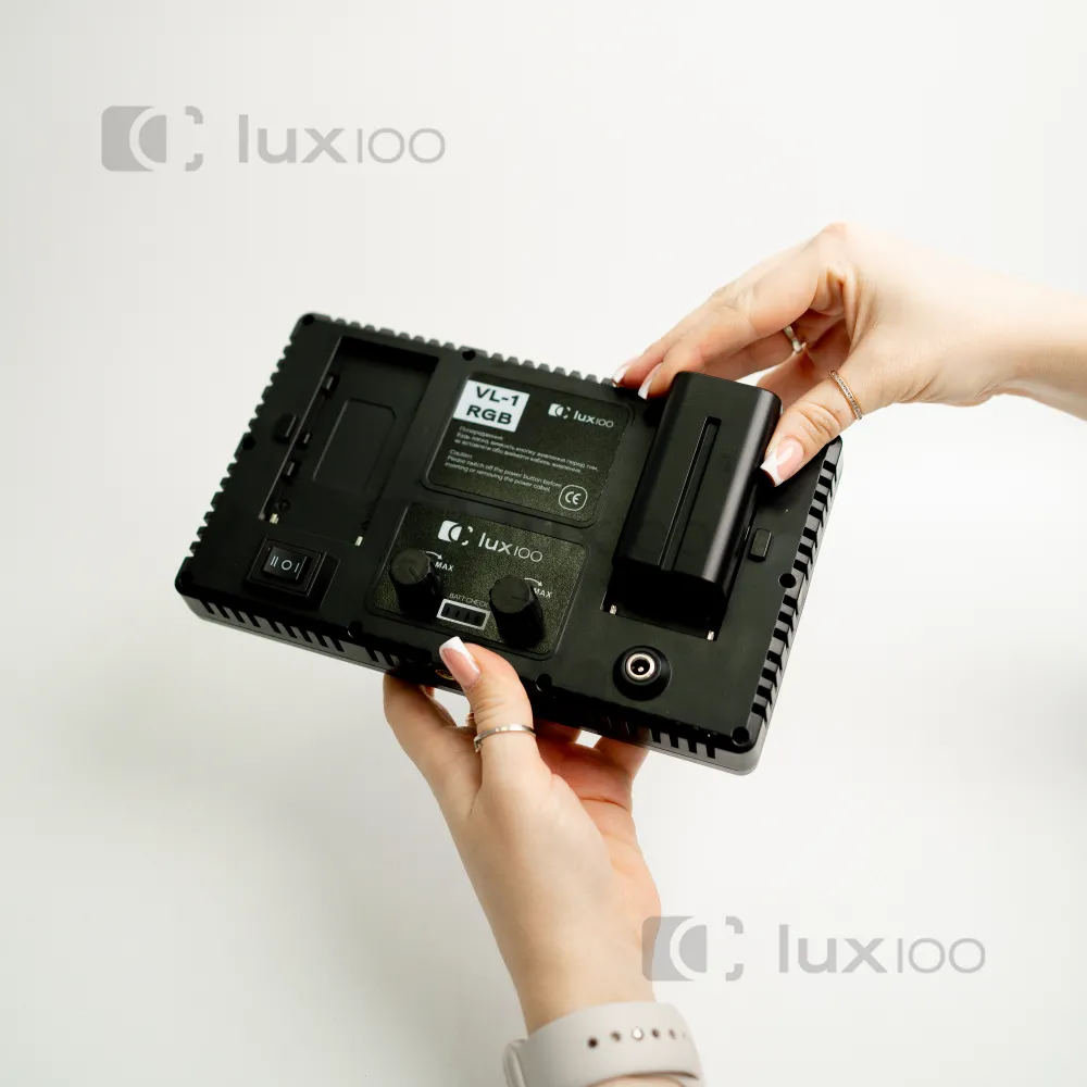 Профессиональный видеосвет LUX100 VL-1 RGB 20х11 см с направлением освещения + штатив 2.1м Профессиональный видеосвет LUX100 VL-1 RGB 20х11 см с направлением освещения + штатив 2.1м
