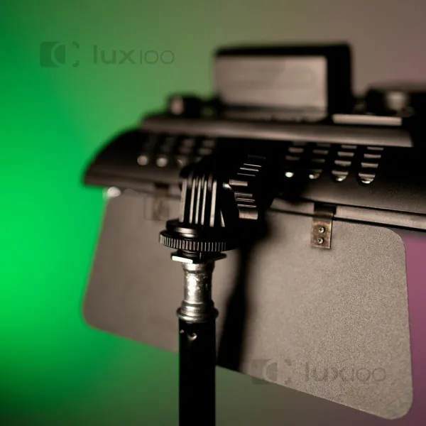 Профессиональный видеосвет Yongnuo YN-300 IV RGB с жестким освещением на штативе 2.1м Профессиональный видеосвет Yongnuo YN-300 IV RGB с жестким освещением на штативе 2.1м
