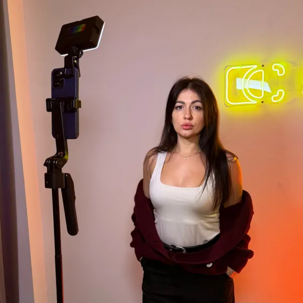 Монопод трипод із датчиком відстеження на 360 та портативне відеосвітло RGB Монопод трипод із датчиком відстеження на 360 та портативне відеосвітло RGB