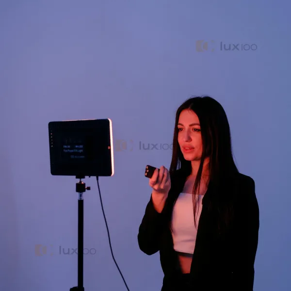 Студійне кольорове відеосвітло RGB LUX100 VL-4 23х16 см зі штативом 2.1 м Студійне кольорове відеосвітло RGB LUX100 VL-4 23х16 см зі штативом 2.1 м