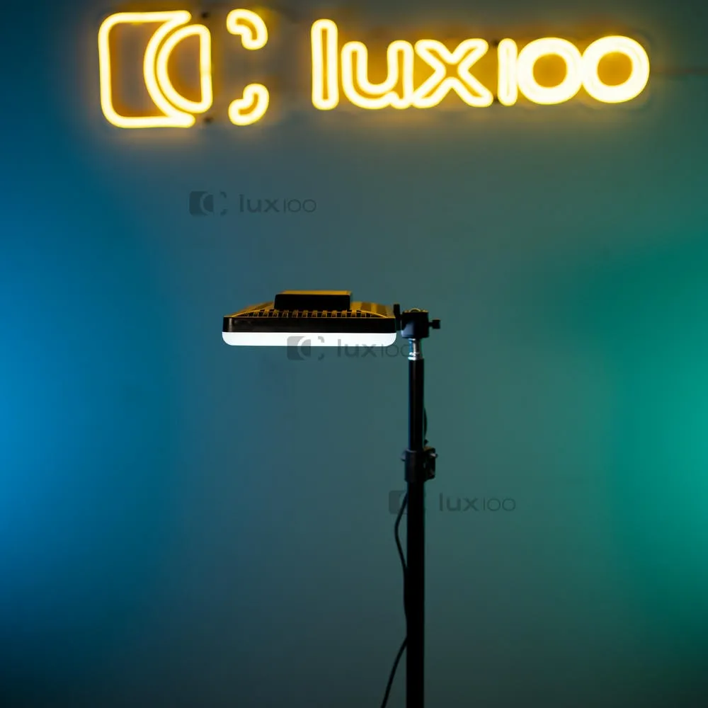 Студійне кольорове відеосвітло RGB LUX100 VL-4 23х16 см зі штативом 2.1 м Студійне кольорове відеосвітло RGB LUX100 VL-4 23х16 см зі штативом 2.1 м