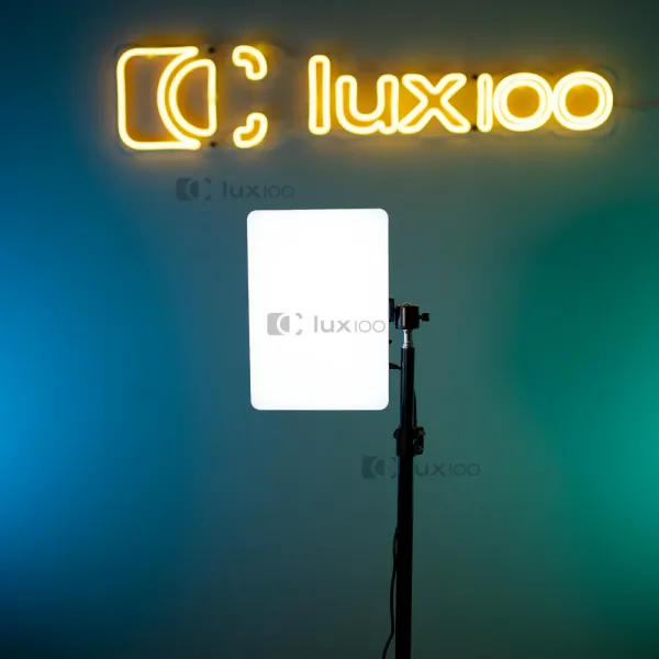 Студійне кольорове відеосвітло RGB LUX100 VL-4 23х16 см зі штативом 2.1 м Студійне кольорове відеосвітло RGB LUX100 VL-4 23х16 см зі штативом 2.1 м