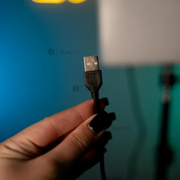 Студійне кольорове відеосвітло RGB LUX100 VL-4 23х16 см зі штативом 2.1 м Студійне кольорове відеосвітло RGB LUX100 VL-4 23х16 см зі штативом 2.1 м