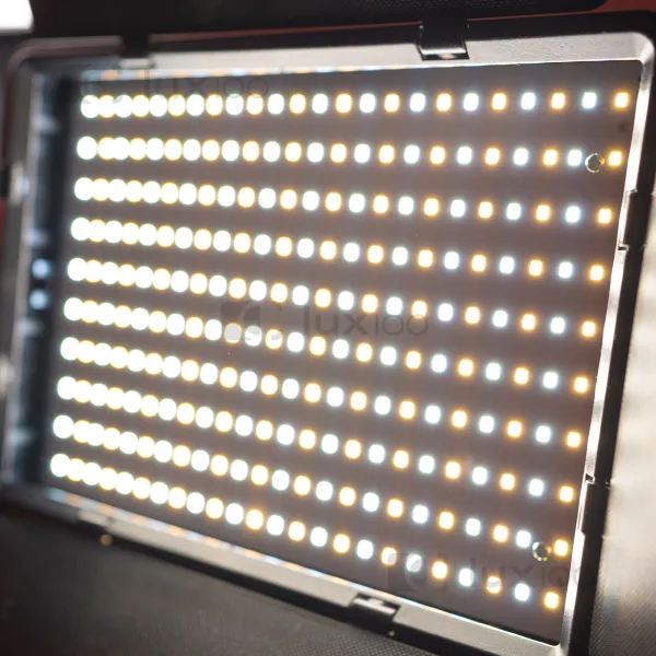 Прямокутне постійне LED відеосвітло 23х16 см з направленням освітлення + штатив 2.1м Прямокутне постійне LED відеосвітло 23х16 см з направленням освітлення + штатив 2.1м