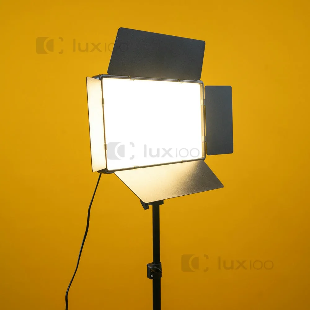 Постійне прямокутне LED відеосвітло 32х19 см з направленням освітлення зі штативом 2.1м Постійне прямокутне LED відеосвітло 32х19 см з направленням освітлення зі штативом 2.1м