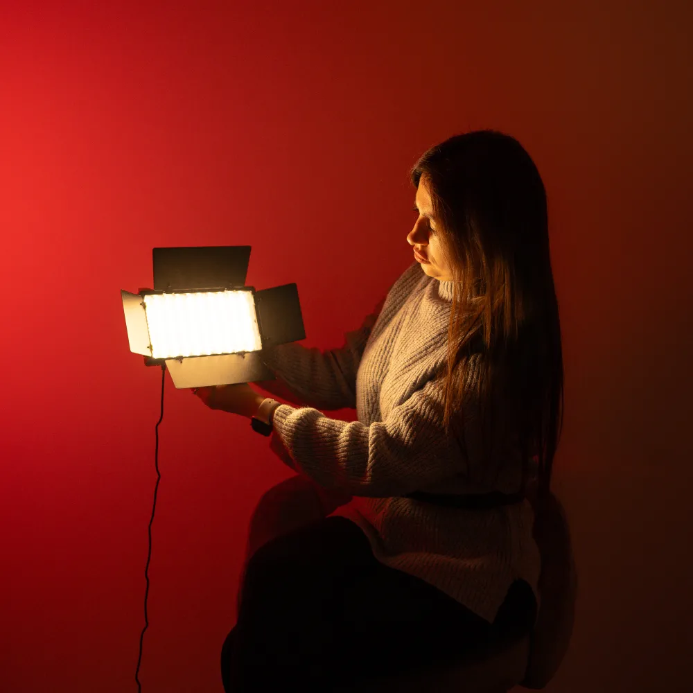 Професійне відеосвітло LUX100 VL-1 RGB 20х11 см з направленням освітлення + штатив 2.1м Професійне відеосвітло LUX100 VL-1 RGB 20х11 см з направленням освітлення + штатив 2.1м