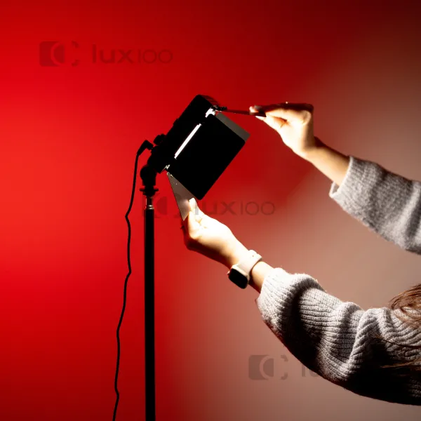 Професійне відеосвітло LUX100 VL-1 RGB 20х11 см з направленням освітлення + штатив 2.1м Професійне відеосвітло LUX100 VL-1 RGB 20х11 см з направленням освітлення + штатив 2.1м