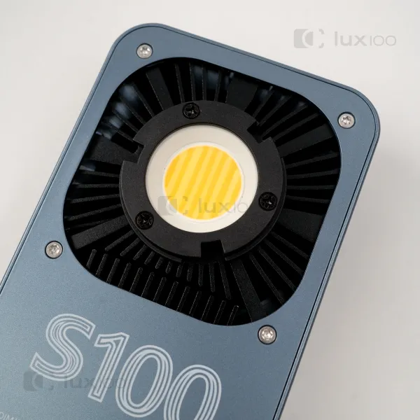 Компактний прожектор відеосвітло з потужністю 100w + силіконовий розсіювач на штативі 2.1м Компактний прожектор відеосвітло з потужністю 100w + силіконовий розсіювач на штативі 2.1м