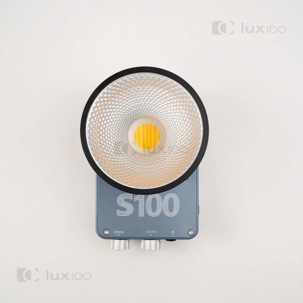Компактний прожектор відеосвітло з потужністю 100w + силіконовий розсіювач на штативі 2.1м Компактний прожектор відеосвітло з потужністю 100w + силіконовий розсіювач на штативі 2.1м